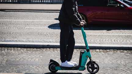Un jeune homme entre la vie et la mort après avoir été percuté à trottinette par un fourgon de CRS à Rennes