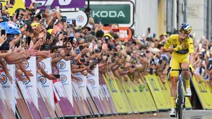 L’Odyssée triomphale de Demi Vollering pour son deuxième sacre sur le Tour de France femmes, entre sérénité et coups de force