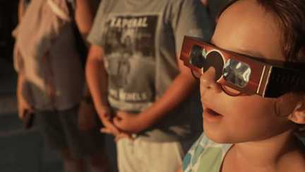 « C’est comme un serre-tête qui brille » : face à l’éclipse, petits et grands avec des étoiles plein les yeux