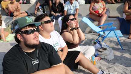« C’était quand même impressionnant ! » A La Corogne, une éclipse solaire un peu gâchée par les nuages pour des milliers de spectateurs
