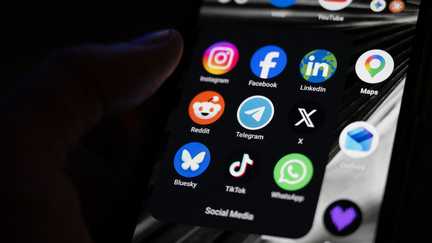 Quelles sont les pistes du gouvernement pour mettre en place une interdiction des réseaux sociaux pour les moins de 15 ans, après la décision défavorable du Conseil constitutionnel ?