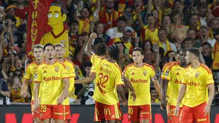 Longtemps en infériorité numérique, le RC Lens résiste au PSG et remporte le premier Trophée des champions de son histoire
