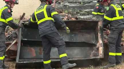 « Ça commence par là, la démolition, le nettoyage… » : au Porge, la sécurité civile aide les sinistrés à déblayer leur terrain avant la reconstruction