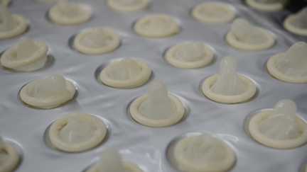 Des dizaines de milliers de préservatifs « non conformes » vendus en France ces derniers mois, les autorités recommandent des dépistages et tests de grossesse