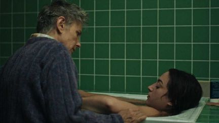 « La Dernière patiente » : Anouk Grinberg en médecin envers et contre tout, dans un drame haletant