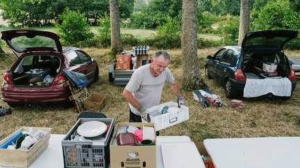 NOS JOURS HEUREUX. « C’est Noël avant l’heure » : entre trouvailles et retrouvailles, les plaisirs simples d’une journée dans un vide-greniers estival