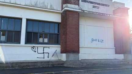 En Seine-Maritime, le maire de Fécamp porte plainte après la découverte de croix gammées sur un bâtiment municipal
