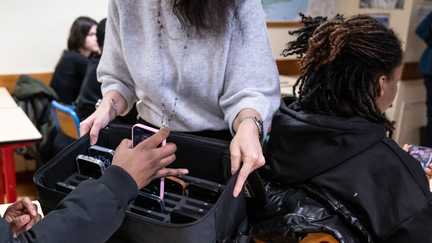 L&rsquo;interdiction des téléphones portables dans les lycées « pourra être effective dès la rentrée », confirme le gouvernement