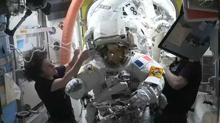 « Le lendemain, je suis courbaturée de partout » : le scaphandre vieillissant de Sophie Adenot, avec lequel elle effectue sa deuxième sortie dans l&rsquo;espace