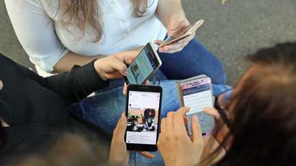 « On en a toujours besoin, même en cours » : des élèves et des professeurs redoutent l&rsquo;interdiction du portable au lycée, en vigueur à la rentrée