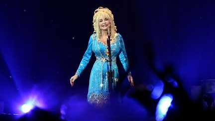 « Le monde est beaucoup moins lumineux » : politiques et artistes américains saluent la mémoire de Dolly Parton, « une des plus grandes artistes de notre époque »