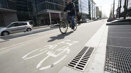 Paris : un cycliste poignardé au cou par un automobiliste après une altercation sur la route
