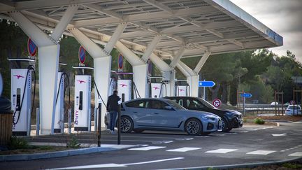 « Un point de bascule » : comment la flambée des prix des carburants a accéléré les ventes de voitures électriques en France