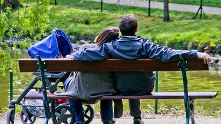 « Pas sûr que ça donne envie de faire des enfants » : le congé de naissance, « une véritable aubaine » pour les parents, mais un dispositif « inégalitaire »