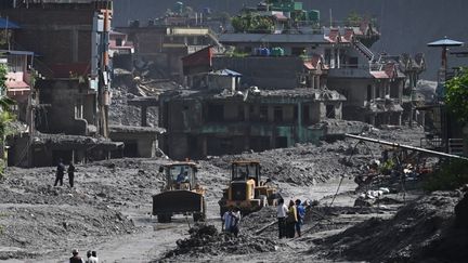 Crues meurtrières au Népal et au Tibet : le bilan grimpe à au moins 750 morts et plus de 3 000 disparus, les opérations de secours compliquées par la montée des eaux
