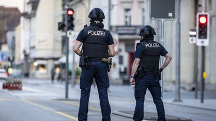 En Suisse, des coups de feu en marge d&rsquo;une rave-party font « un mort et cinq blessés », les auteurs toujours recherchés