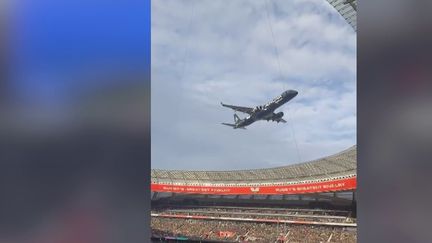 Deux avions de ligne survolent à basse altitude un stade et créent la polémique en Afrique du Sud