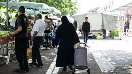 « C’est une atteinte à la liberté ! » : les femmes qui portent un voile sous le choc, après la proposition d’un référendum par le RN