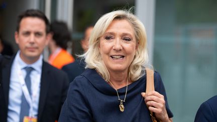 « Après des mois de normalisation, Marine Le Pen réactive un marqueur » : pourquoi le RN replace la question du voile dans le débat présidentiel
