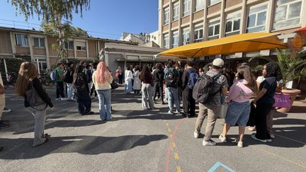 « On va avoir 17 ans, on est assez grands pour gérer notre temps d’écran » : la rentrée sans téléphone portable au lycée ne fait pas que des heureux à Paris