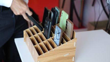 « On fait appel à leur maturité » : dans un lycée de Montpellier, l&rsquo;interdiction du téléphone portable se met en place avec souplesse pour la rentrée