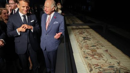 Emmanuel Macron inaugure l&rsquo;exposition de la tapisserie de Bayeux à Londres et qualifie ce prêt de « geste d’amitié »