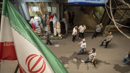 Guerre au Moyen-Orient : l&rsquo;Iran attaque à nouveau des bases militaires américaines au Koweit, Donald Trump menace de frapper « à tout moment »