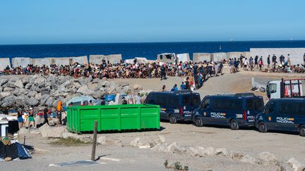 « Totale permissivité » des policiers marocains, migrants orientés vers la mer… Ce qu&rsquo;il faut retenir du rapport de la police espagnole sur la crise migratoire à Ceuta