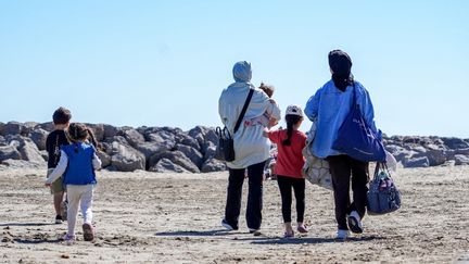 « Un débat très franco-français » : pourquoi le port du voile islamique dans l&rsquo;espace public passionne plus que chez nos voisins