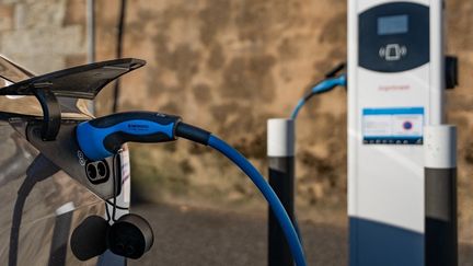 Avec la hausse du prix des carburants, une voiture essence coûte désormais trois fois plus cher chaque mois qu&rsquo;un véhicule électrique