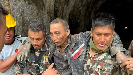 Crue meurtrière au Népal : un troisième rescapé, de nationalité chinoise, a été extrait vivant d&rsquo;un tunnel