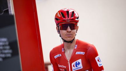 Après sa chute sur la Vuelta, Tadej Pogacar met un terme à sa saison et prolonge chez UAE Team Emirates jusqu&rsquo;en 2032