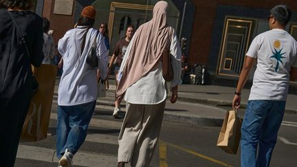 « Prenez le voile et sortez » : pourquoi des femmes et des hommes se filment voilés pour dénoncer la proposition du RN