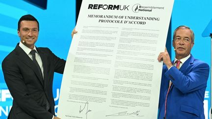 On vous résume la passe d&rsquo;armes entre Jordan Bardella et ses adversaires après la signature d&rsquo;un accord sur l&rsquo;immigration avec Nigel Farage