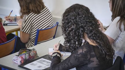 Recours à l’IA, déclin du soutien familial, réseaux sociaux… Comment expliquer la baisse générale du niveau des élèves dans le classement Pisa