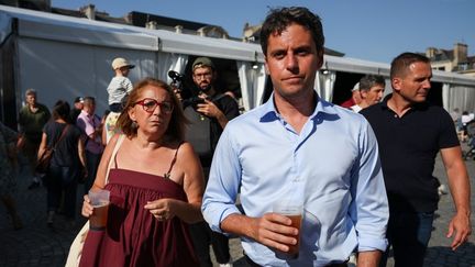 Gabriel Attal, candidat à l’élection présidentielle 2027, a-t-il le droit de promouvoir sa candidature un verre d’alcool à la main ?