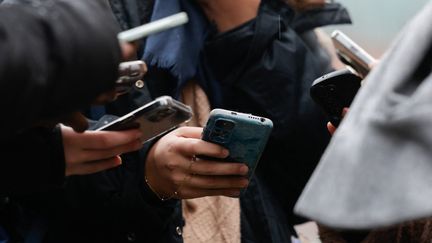 Des ONG et des experts demandent à l’UE des « restrictions proportionnées » des réseaux sociaux pour les plus jeunes, plutôt qu’une interdiction