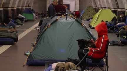 « Je ne veux plus que mon fils vive ça » : au côté des habitants de Kiev, réfugiés dans le métro en pleine attaque russe