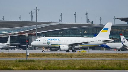 L&rsquo;avion qui transportait le président ukrainien Volodymyr Zelensky a failli être touché par un drone en Moldavie