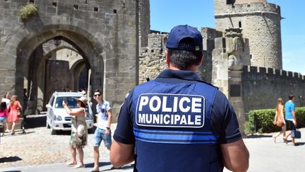 Ancien parachutiste de l&rsquo;armée, engagé au RN, partisan d&rsquo;une insurrection armée… Qui est César R., le policier mis en cause à Carcassonne pour des propos haineux ?
