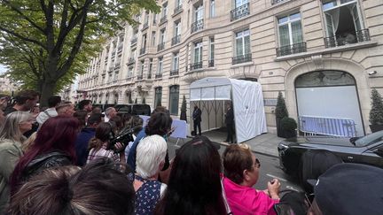 « Ça n’a pas duré longtemps, mais c’était extraordinaire » : avec les fans de Céline Dion, prêts à attendre des heures pour quelques minutes de leur idole
