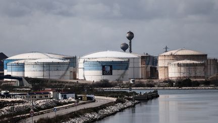 Des pêcheurs bloquent un dépôt pétrolier à Fos-sur-Mer pour protester contre la hausse des prix du carburant