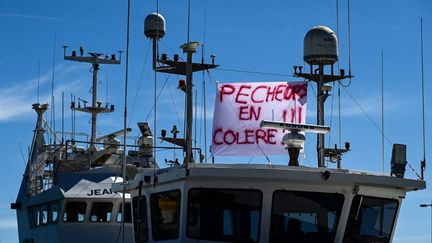 Mobilisations en France : les pêcheurs bloquent un dépôt pétrolier à Fos-sur-Mer, des policiers s&rsquo;apprêtent à manifester à Paris