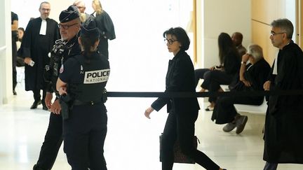 Procès de Rachida Dati pour corruption : le tribunal examine le renvoi de l’audience, demandé par un Carlos Ghosn absent