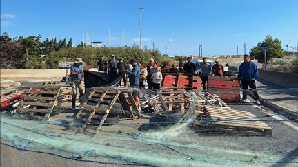 « On est contraints à la faillite, et pour de bon » : dans l&rsquo;Aude, la solidarité autour des pêcheurs qui bloquent Port-la-Nouvelle pour dénoncer les prix des carburants