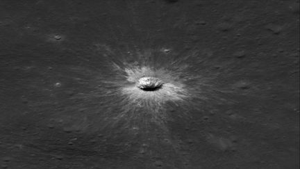 Un « évènement qui n’arrive qu’une fois par siècle » : un imposant cratère de 222 mètres découvert à la surface de la Lune par la Nasa