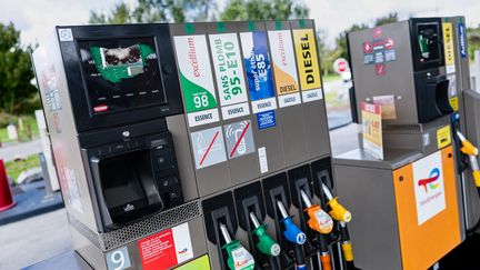 Aides directes, baisse de la TVA, taxation des profits pétroliers… Quelles sont les solutions mises en place en Europe face à la flambée des prix des carburants