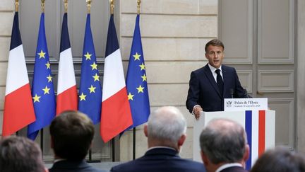 Face aux attaques « hybrides » russes, Emmanuel Macron promet un plan pour les « infrastructures critiques »