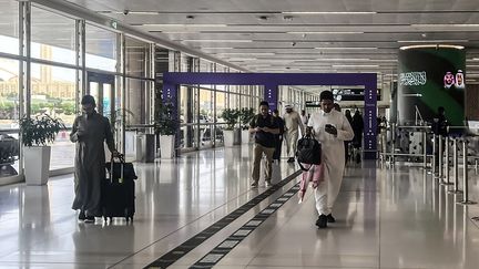 Des « perturbations majeures » affectent l&rsquo;aéroport de Riyad, après des explosions entendues dans la capitale de l&rsquo;Arabie saoudite
