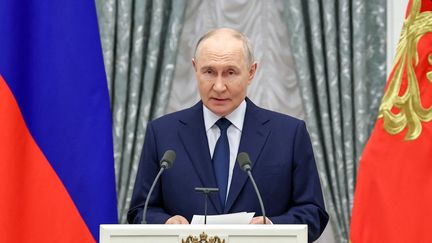 En Russie, le parti de Vladimir Poutine remporte les législatives, selon un sondage réalisé à la sortie des urnes, dans un scrutin marqué par la répression des voix dissidentes